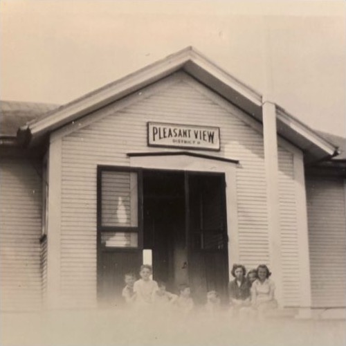 Pleasant View North schoolhouse with students